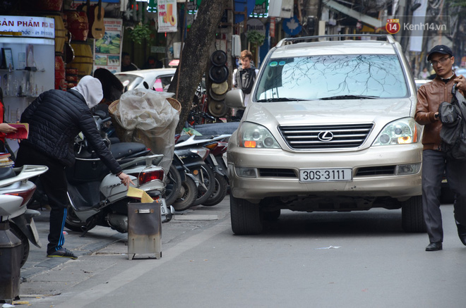 Giật mình thon thót với những cảnh đốt vàng mã ngay xe máy, trụ điện của người dân Thủ đô